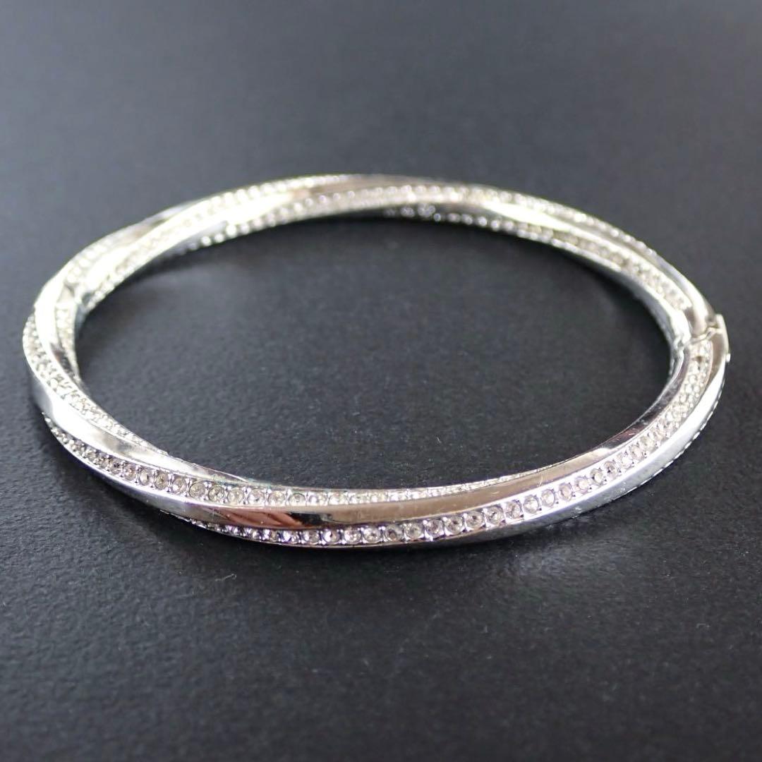 スワロフスキー Swarovski バングル Hilt Mサイズ ツイスト
