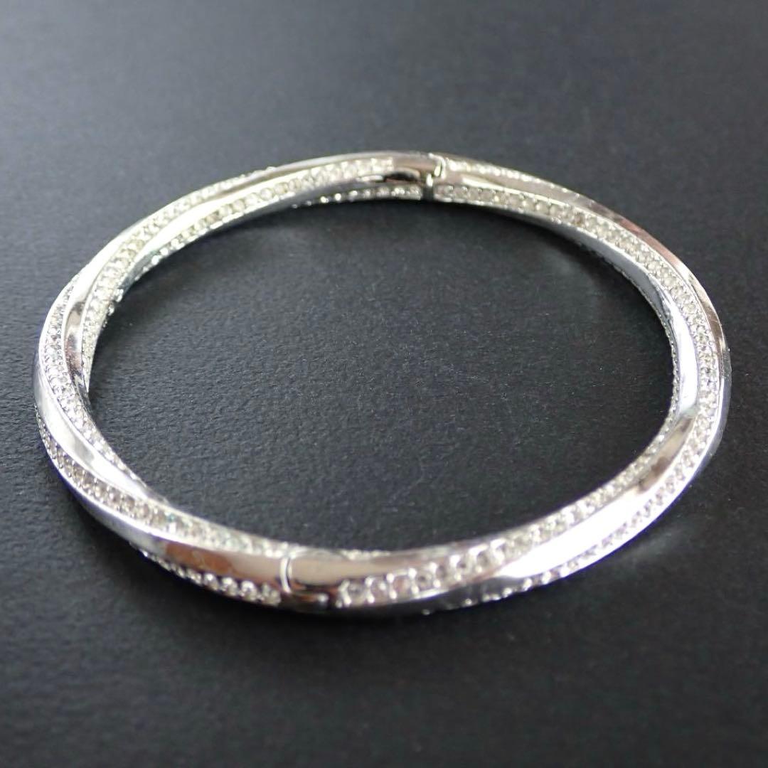 スワロフスキー Swarovski バングル Hilt Mサイズ ツイスト