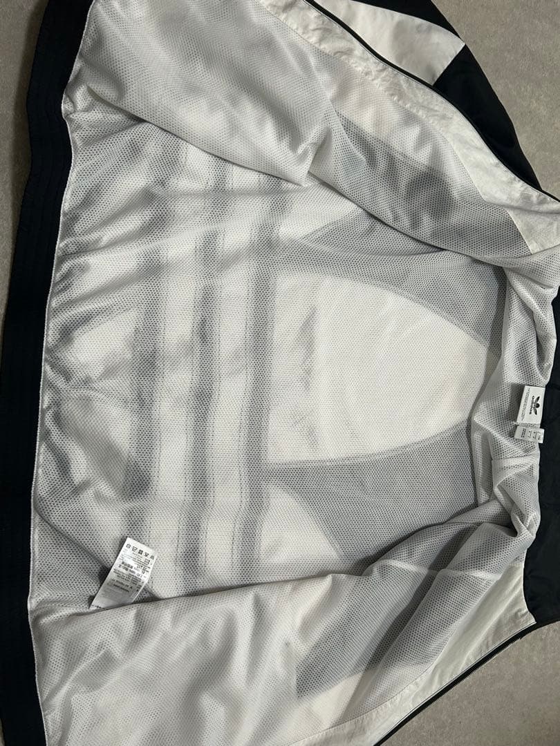 未使用級 アディダス　ナイロンジャケット トラックトップ L トレフォイル