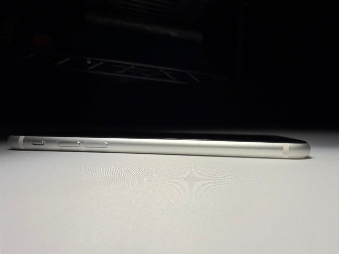 【美品】iPhone SE (第2世代) 64GB SIMフリー ホワイト