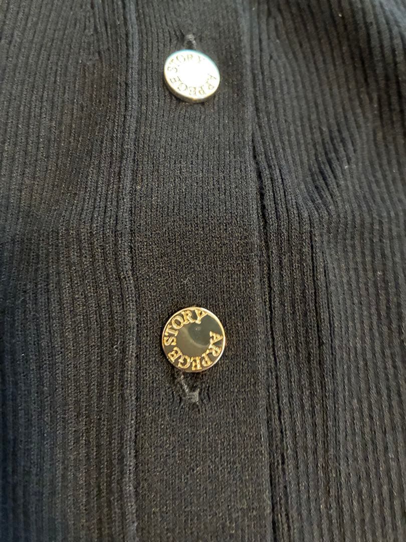 新品ArpegestoryアルページュストーリーロゴボタンVカーデアンサンブル黒