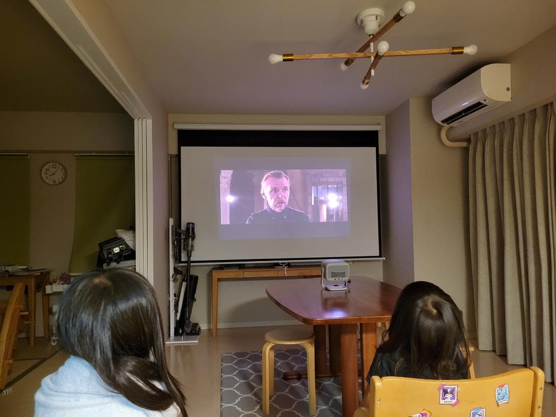 【年末家族と】4K 巻き上げ 吊り下げプロジェクタースクリーン（120インチ）