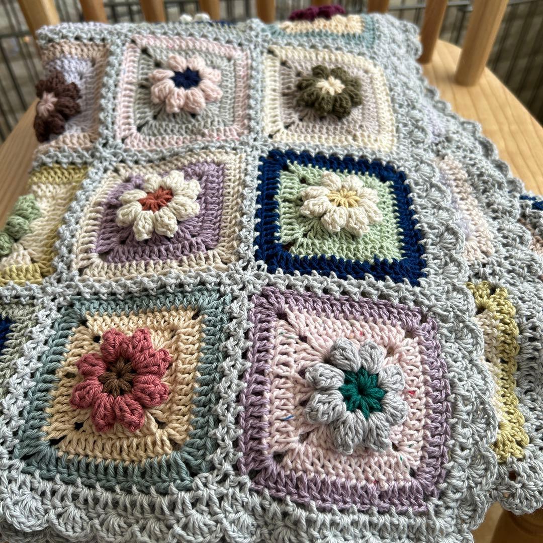 ぷっくり。お花のモチーフ編み マルチカバー 手編み グラニースクエアブランケット