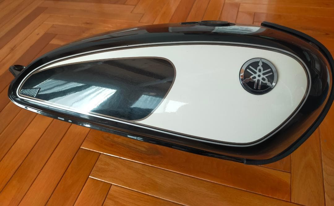 Yamaha ヤマハ　sr400 500タンク ブラック/ホワイト