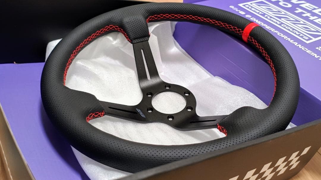 DND　パンチングレザー　レッドステッチ　ステアリング　赤　USDM