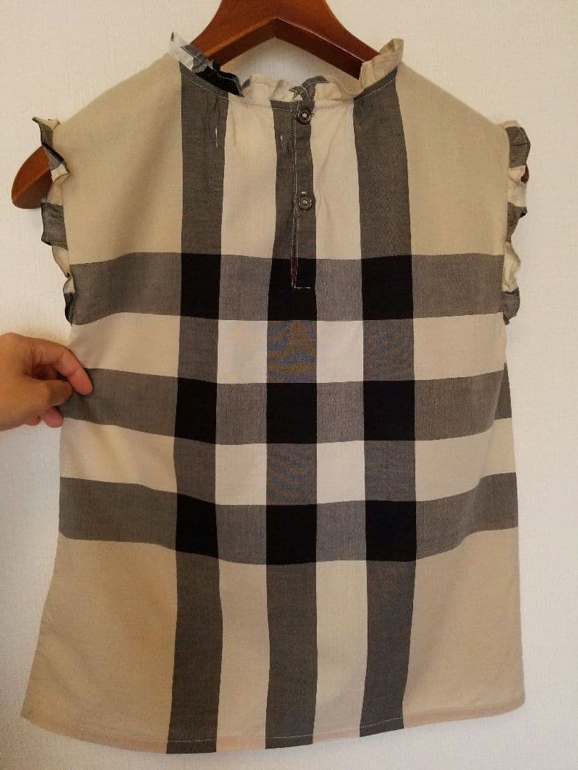 未使用近バーバリーチルドレン ノースリーブフリルブラウス美品ベージュメガチェック