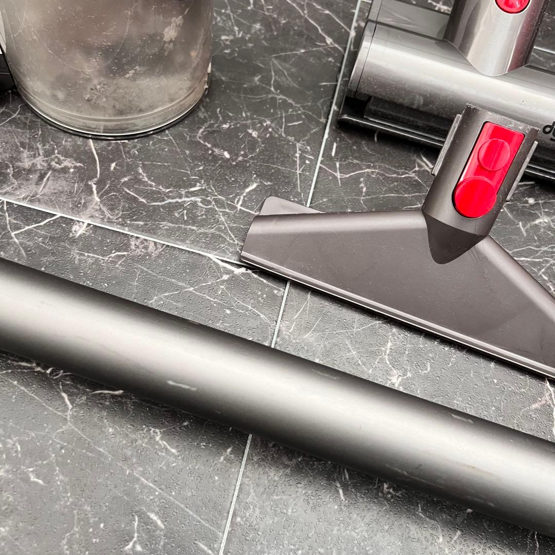 ダイソン　sv10 コードレスクリーナ　 掃除機 dyson 付属品有り　V8