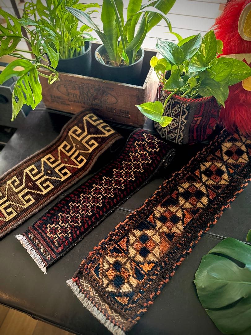 トライバルラグ　ヴィンテージラグ　バルーチ族　ミニラグ　キャメルネックバンド