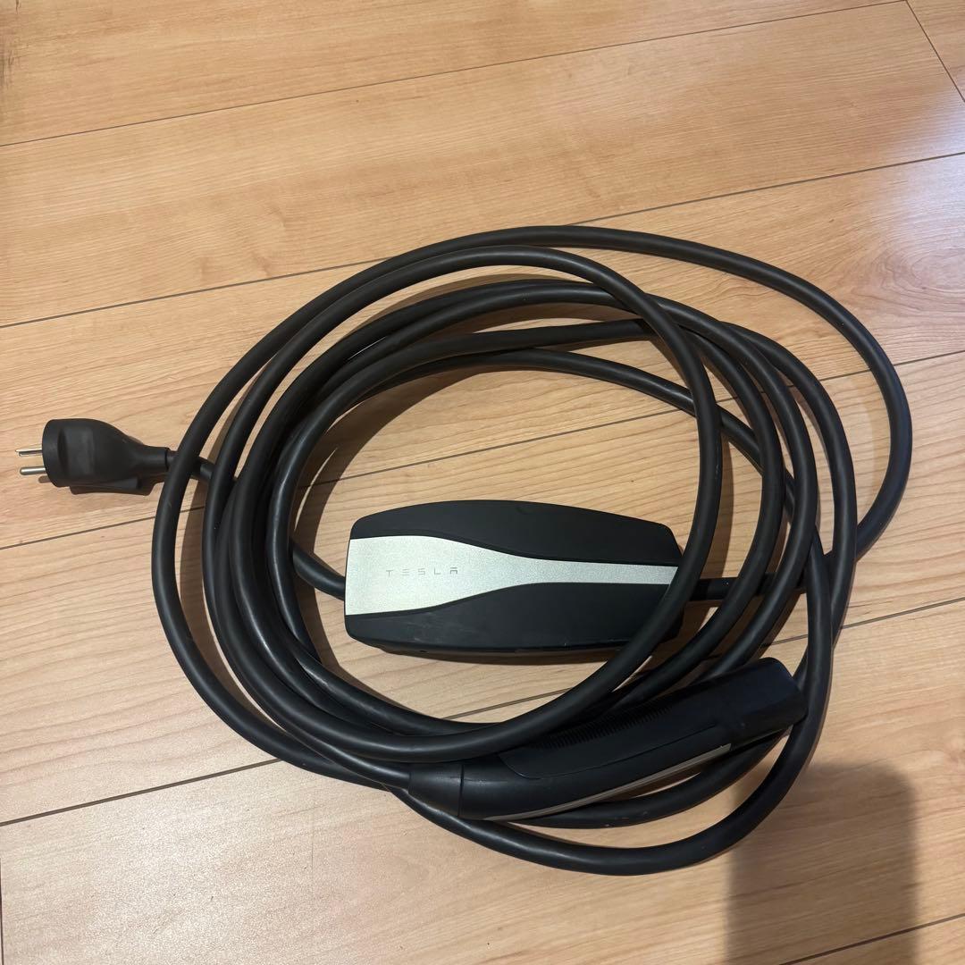 Tesla 充電ケーブル
