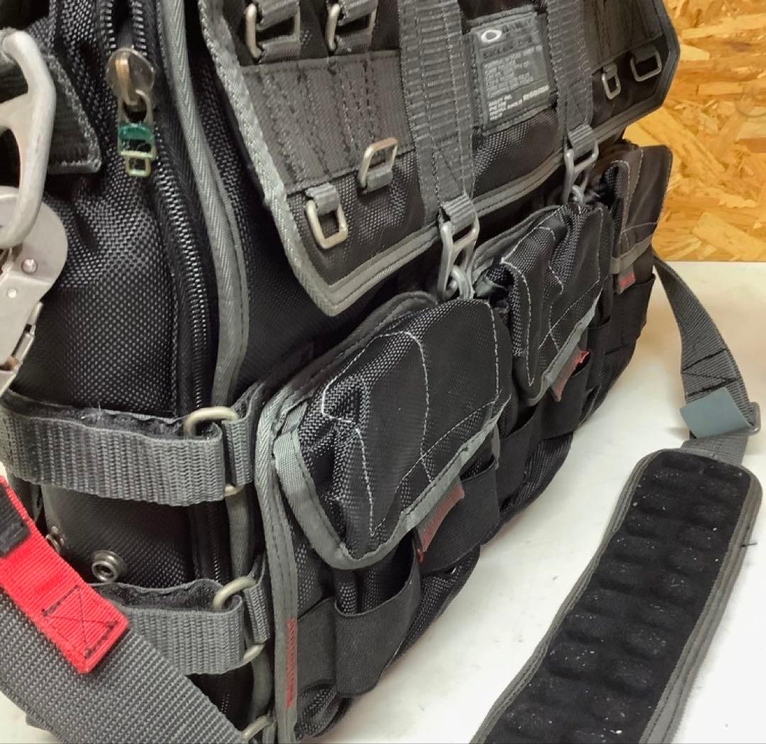 OAKLEY 多機能ビジネスバッグ 大容量 黒 通勤 通学 出張向け(P-64)