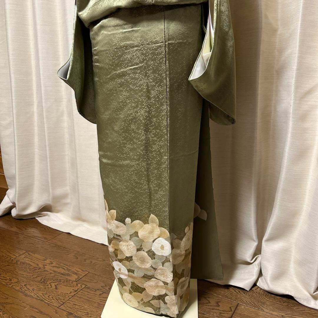 満開の金彩椿と葉模様 煌めく山葵色の訪問着