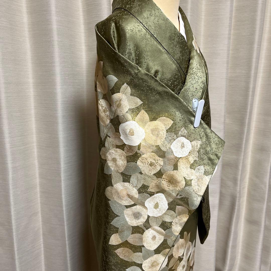 満開の金彩椿と葉模様 煌めく山葵色の訪問着