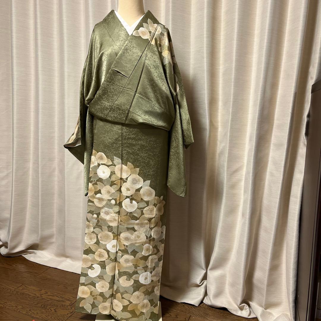 満開の金彩椿と葉模様 煌めく山葵色の訪問着