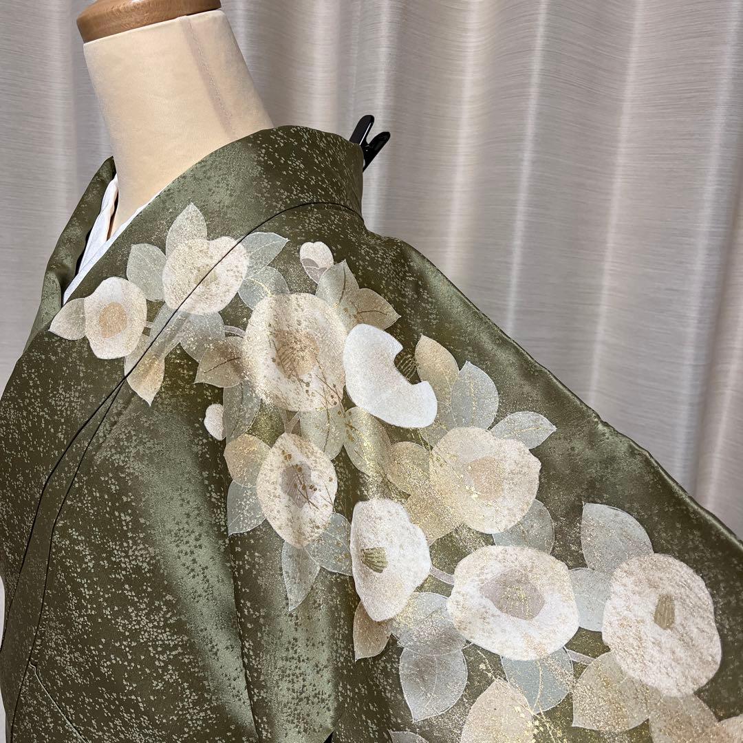 満開の金彩椿と葉模様 煌めく山葵色の訪問着