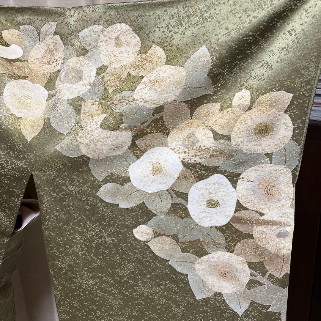 満開の金彩椿と葉模様 煌めく山葵色の訪問着