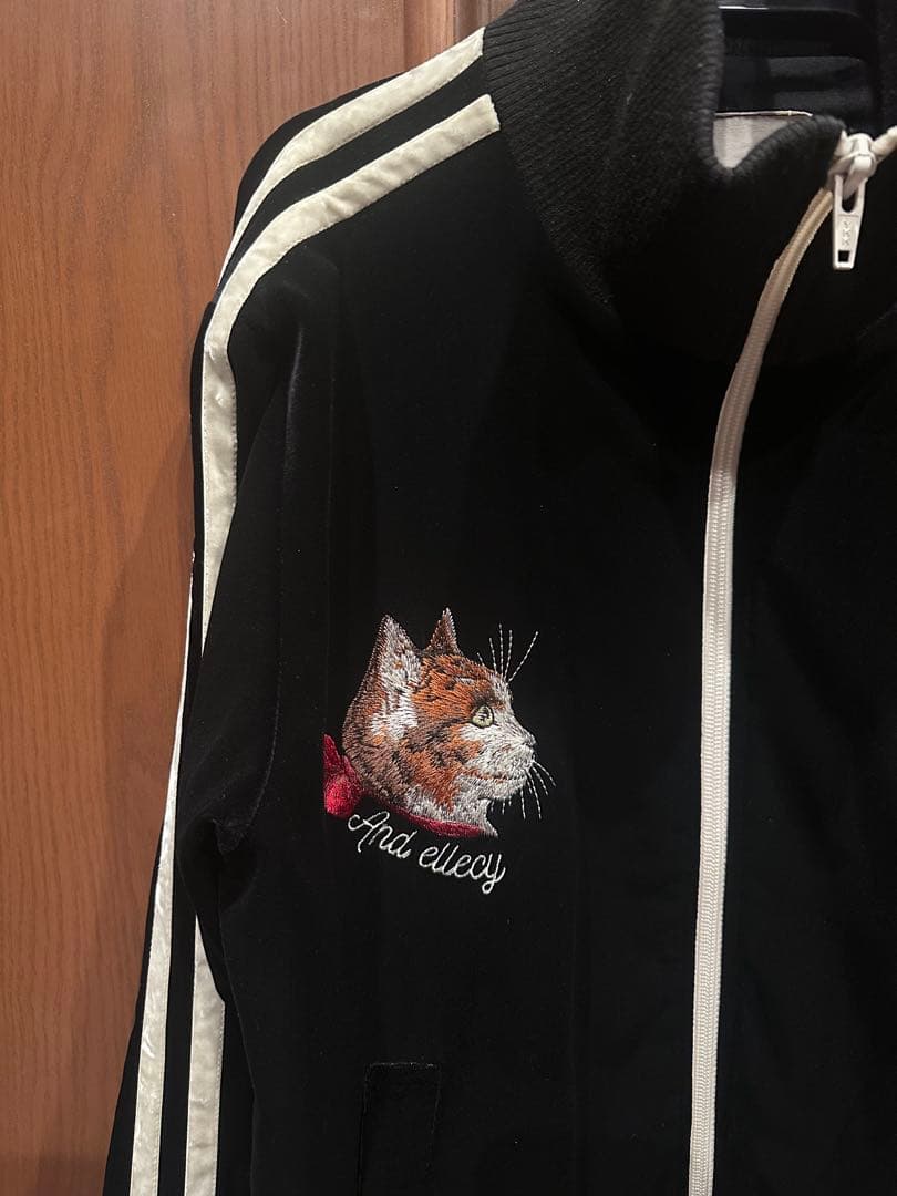 アンドエルシー 猫刺繍 ベロア ジャージ