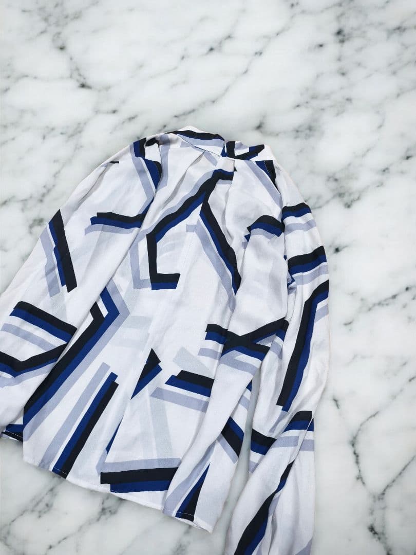 ピンキー＆ダイアン　ストライプジオメトリック変形スタンドブラウス ブルー 38