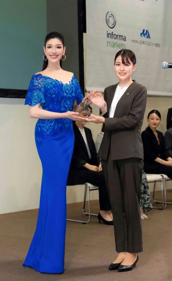 タダシショージ　青いオフショルダードレス