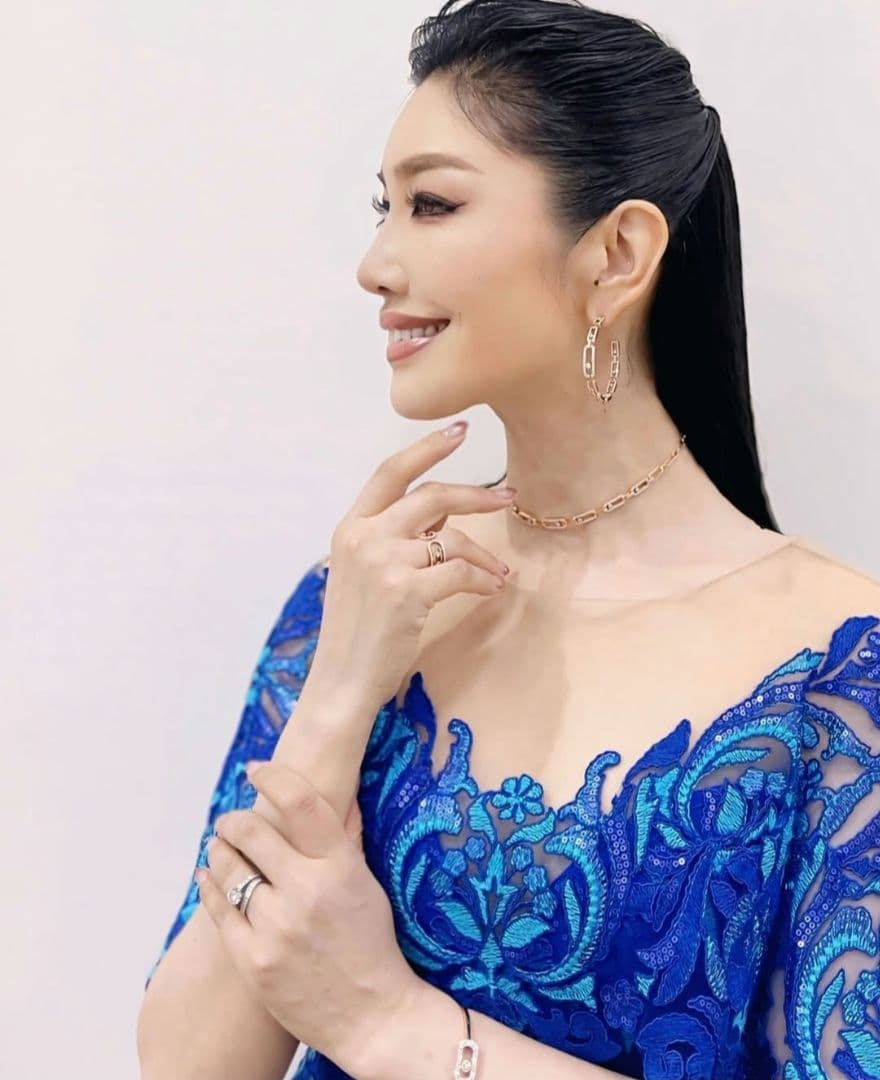 タダシショージ　青いオフショルダードレス