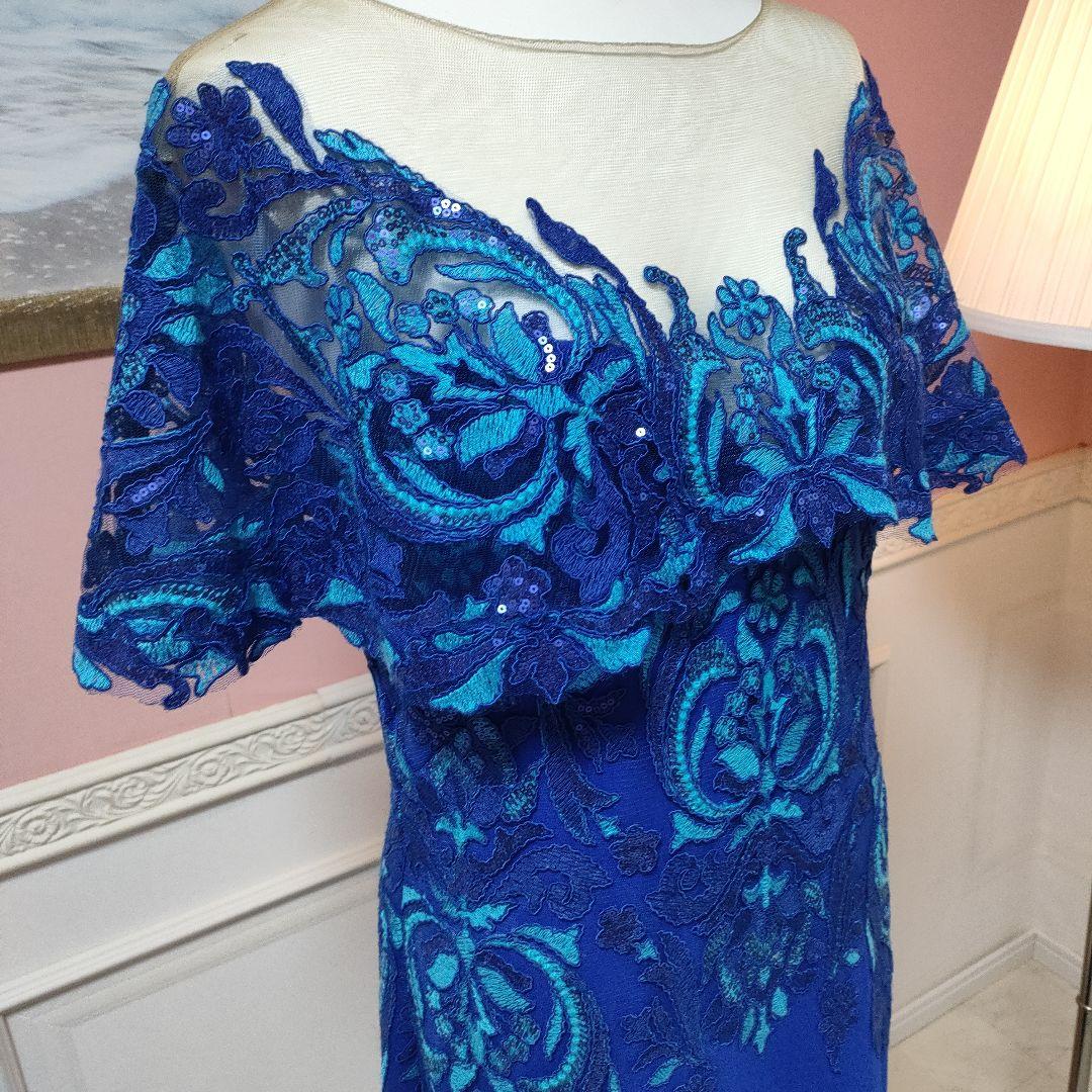 タダシショージ　青いオフショルダードレス