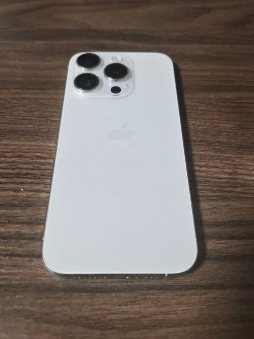 Apple iPhone 15 Pro ホワイトチタニウム 本体