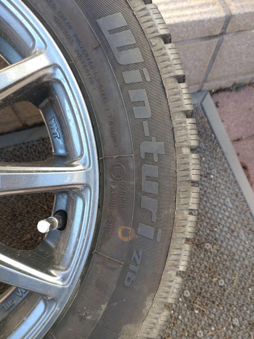 【新品同様】2025年製 バリ溝10分山 スタッドレスアルミセット