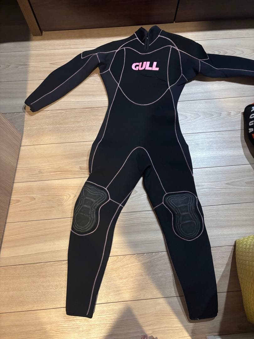 GULL フルスーツ ブラック ピンクロゴ