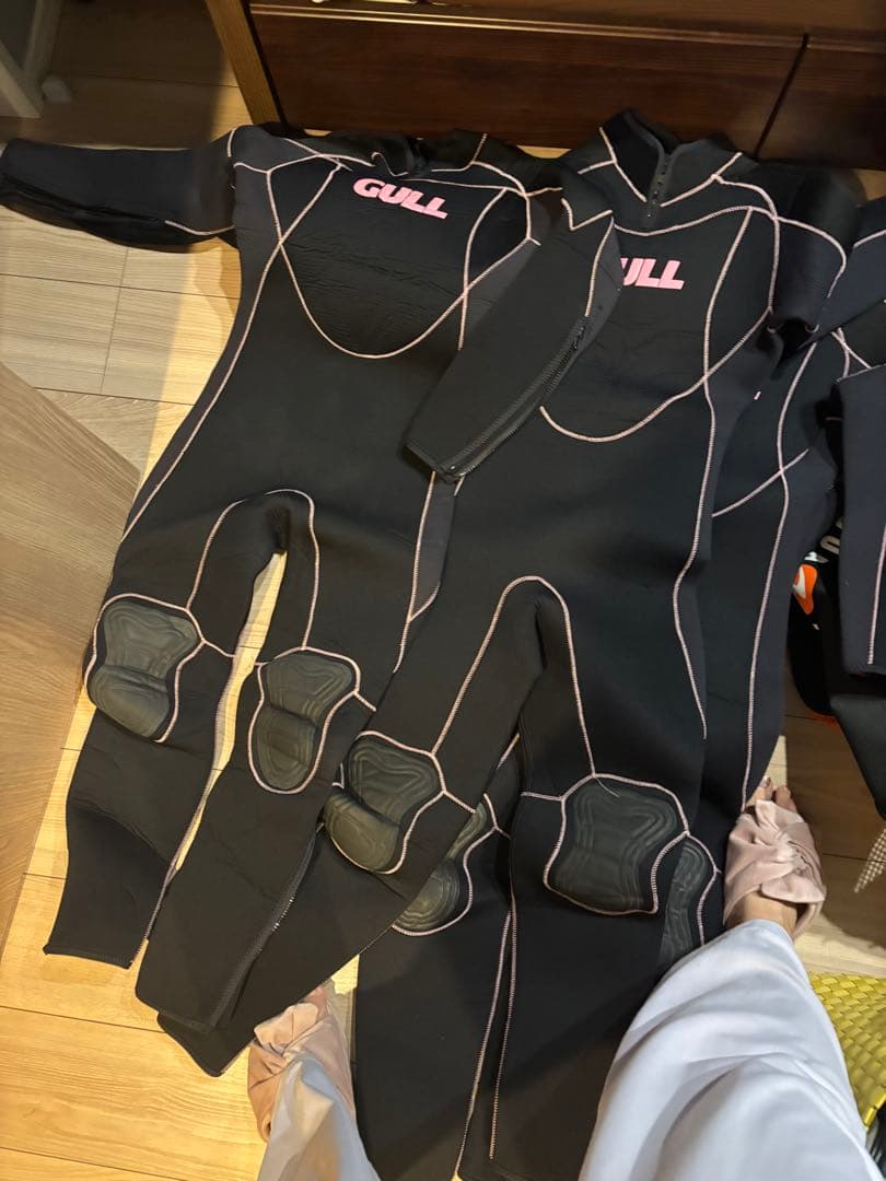 GULL フルスーツ ブラック ピンクロゴ