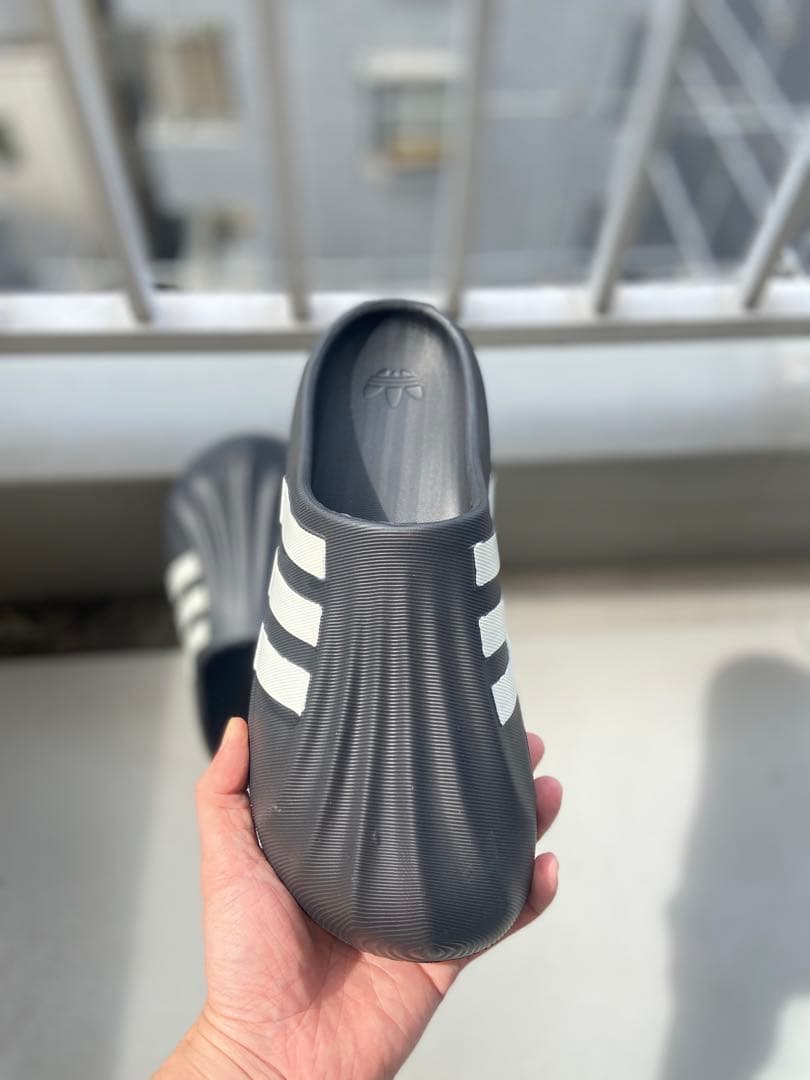 アディダスadidasサンダル　スリッパ42(26.5)