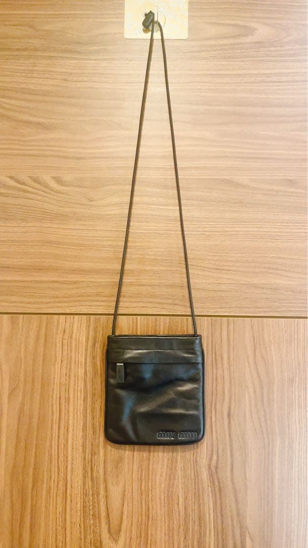 ミュウミュウ　MIUMIU ミニバッグ　スマホショルダー　ブラック