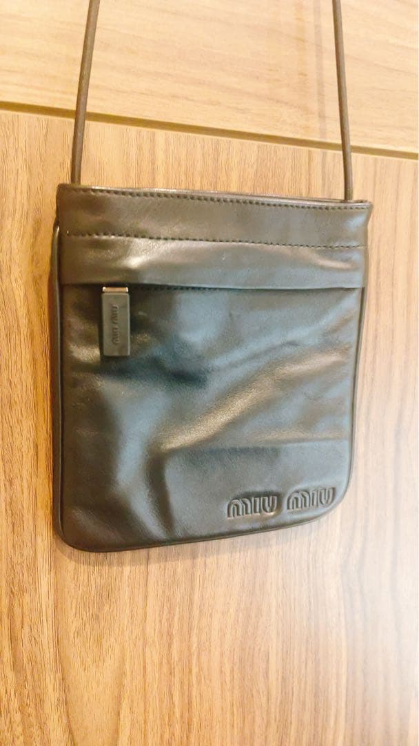 ミュウミュウ　MIUMIU ミニバッグ　スマホショルダー　ブラック