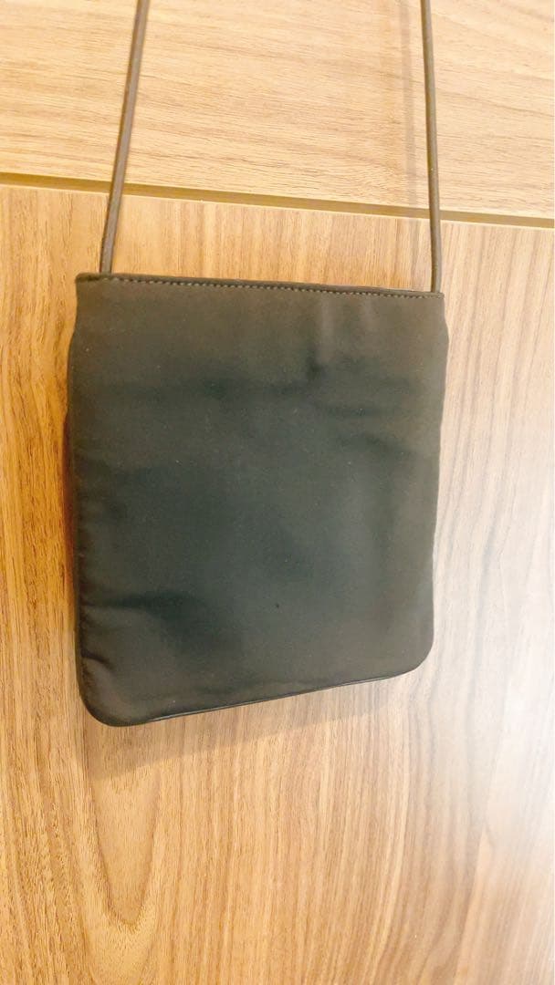 ミュウミュウ　MIUMIU ミニバッグ　スマホショルダー　ブラック