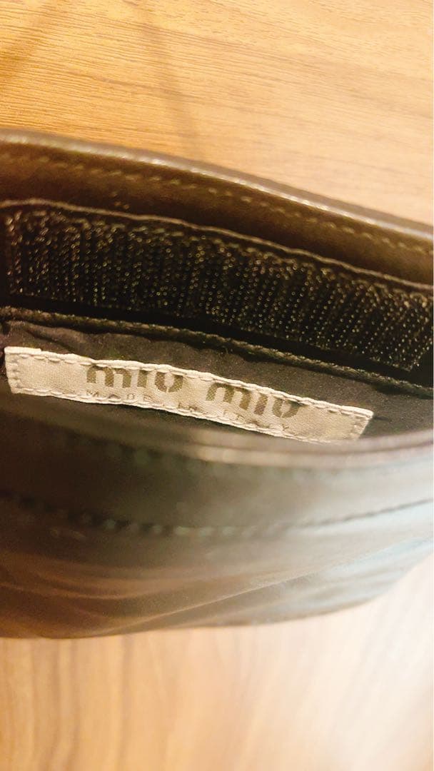 ミュウミュウ　MIUMIU ミニバッグ　スマホショルダー　ブラック