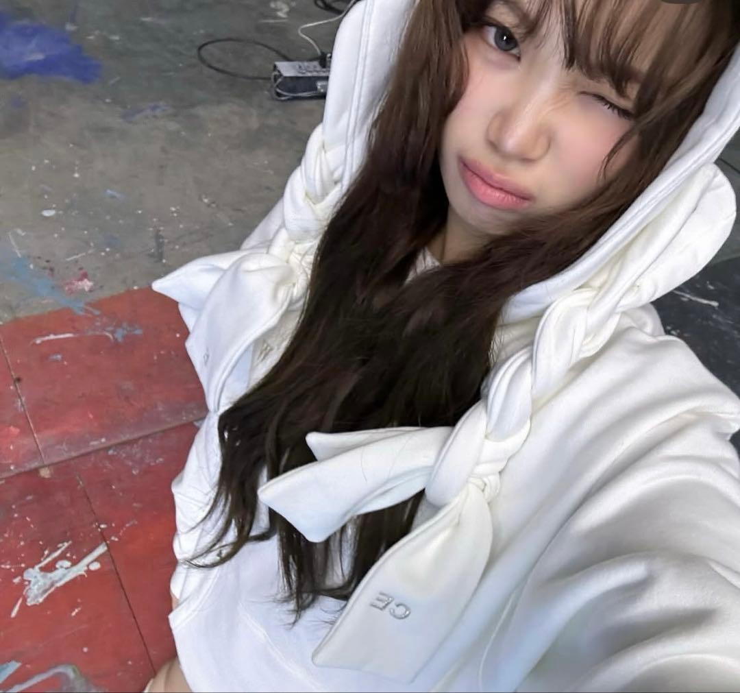 venicew Living hoodie/チェオン着用