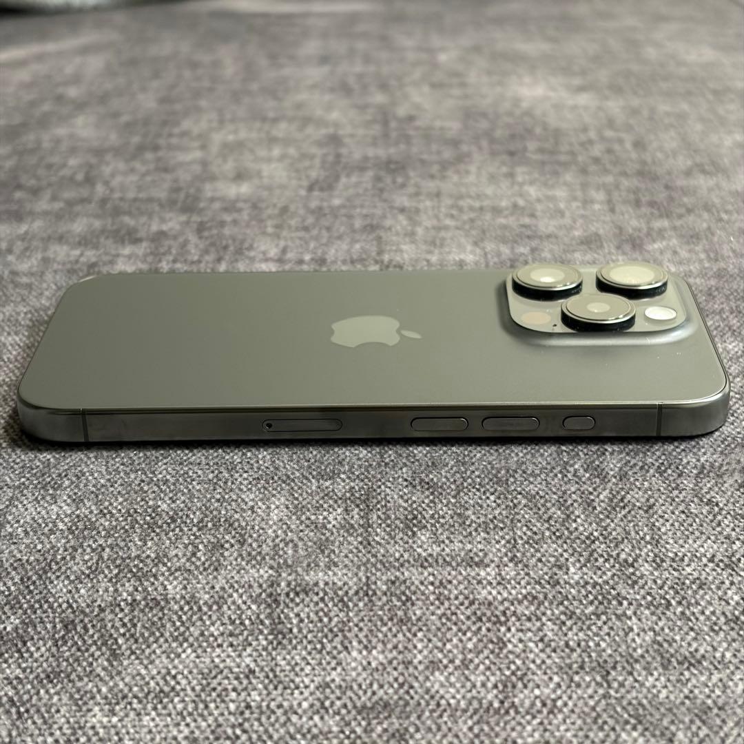 iPhone 15 Pro 256GB ブラックチタニウム フィルムとケース付き