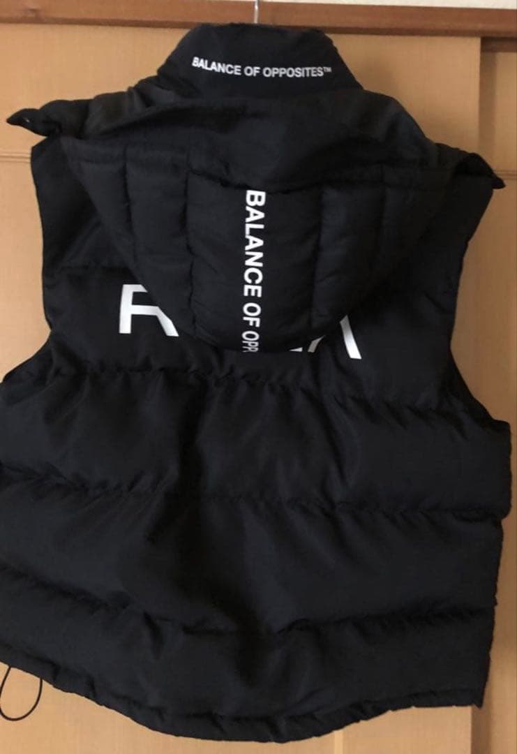 RVCA ブラック ダウンベスト Mサイズ　フード付き