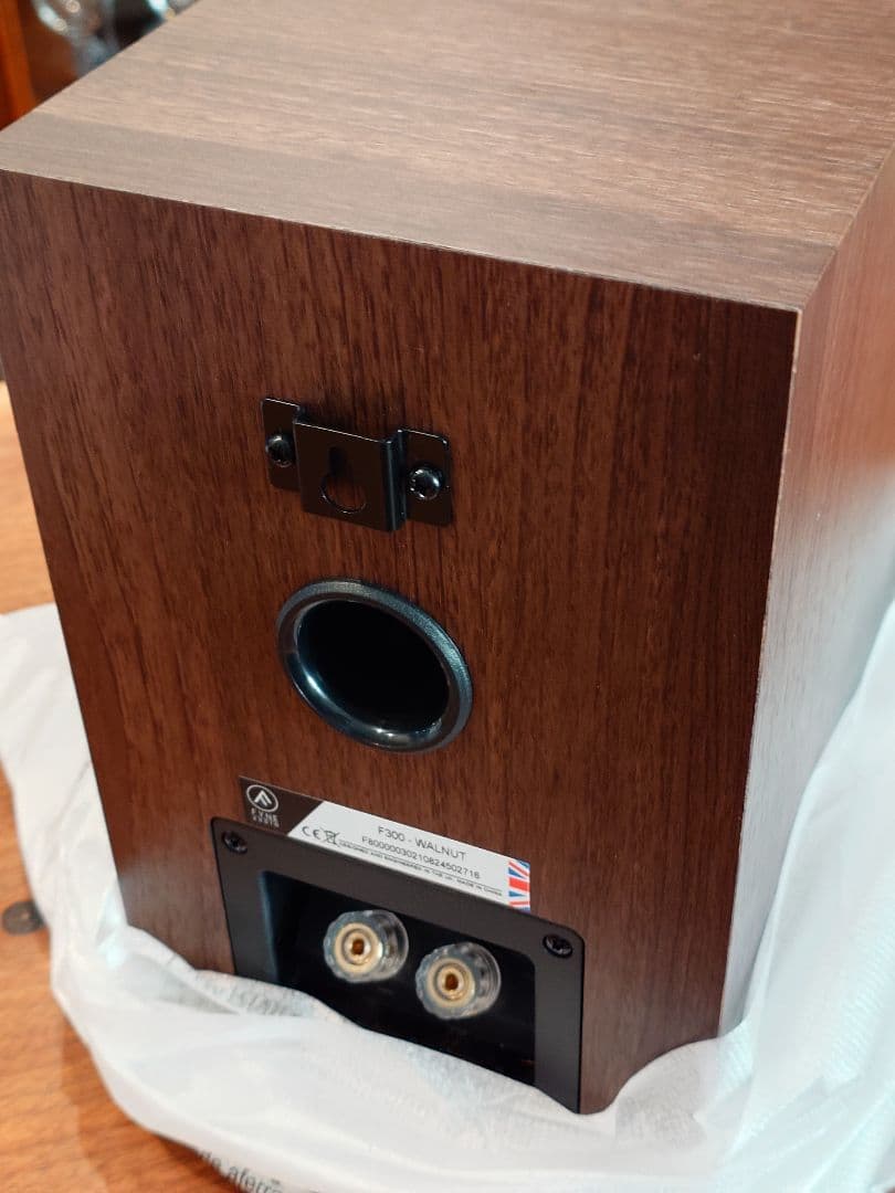 ファインオーディオ　FYNE AUDIO F３００ ウォールナット