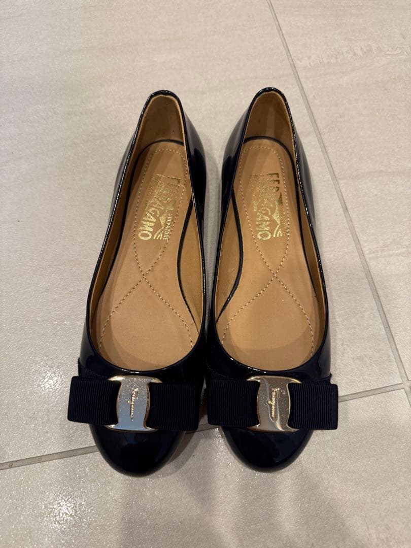 【美品】フェラガモVARINA 紺エナメル 5D 22.5㌢　フラットシューズ