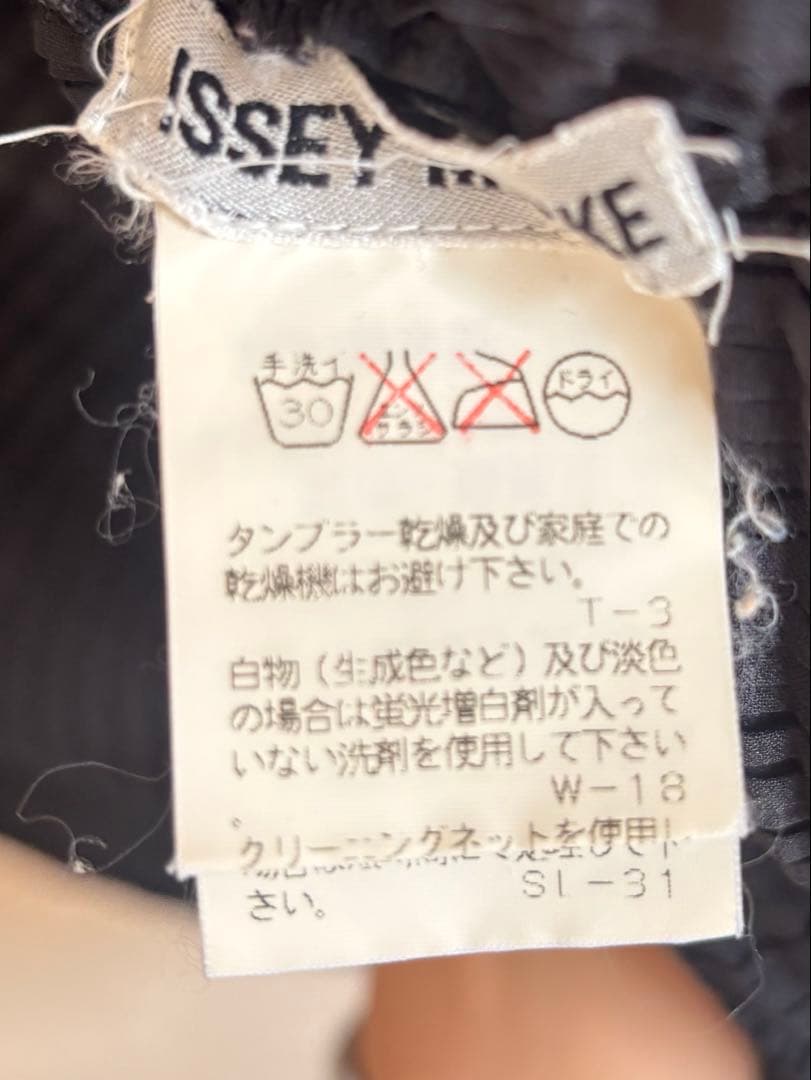 イッセイミヤケ ISSEY MIYAKE トップス プリーツ