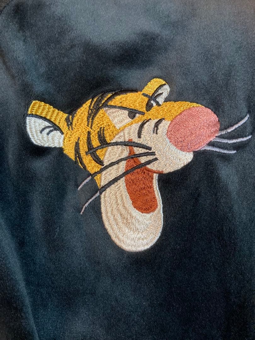 東京ディズニーリゾート　スカジャン　Tiggerティガー　ベロア黒　別珍Lサイズ