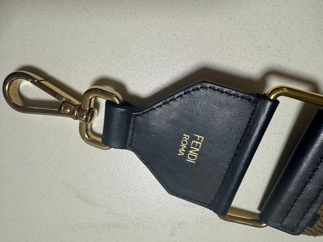 し*ん様 Fendi ロゴ入りス⭐︎ストラップユー⭐︎かなり美品