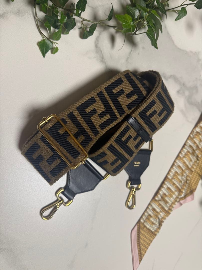 し*ん様 Fendi ロゴ入りス⭐︎ストラップユー⭐︎かなり美品