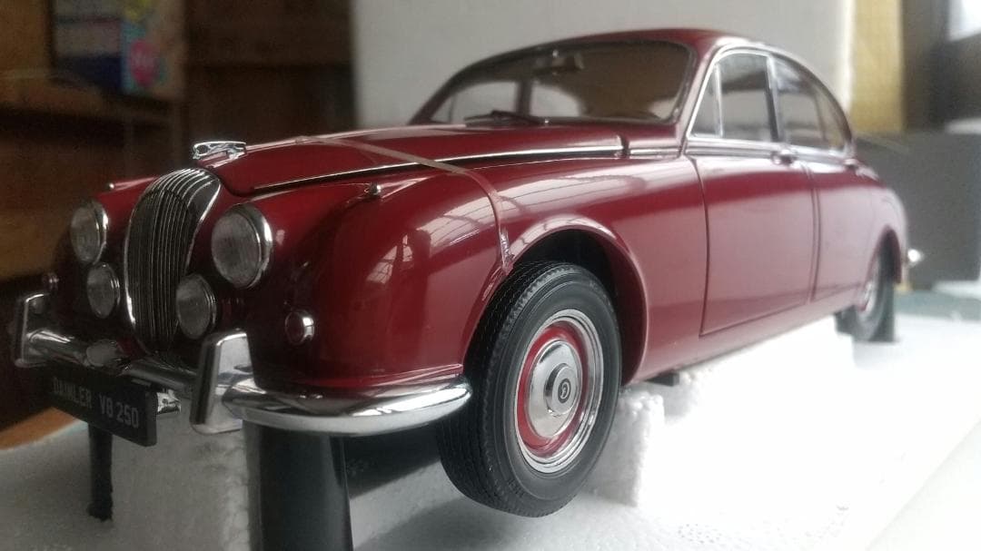 ミニカー Daimler V8-250 1:18 paragon