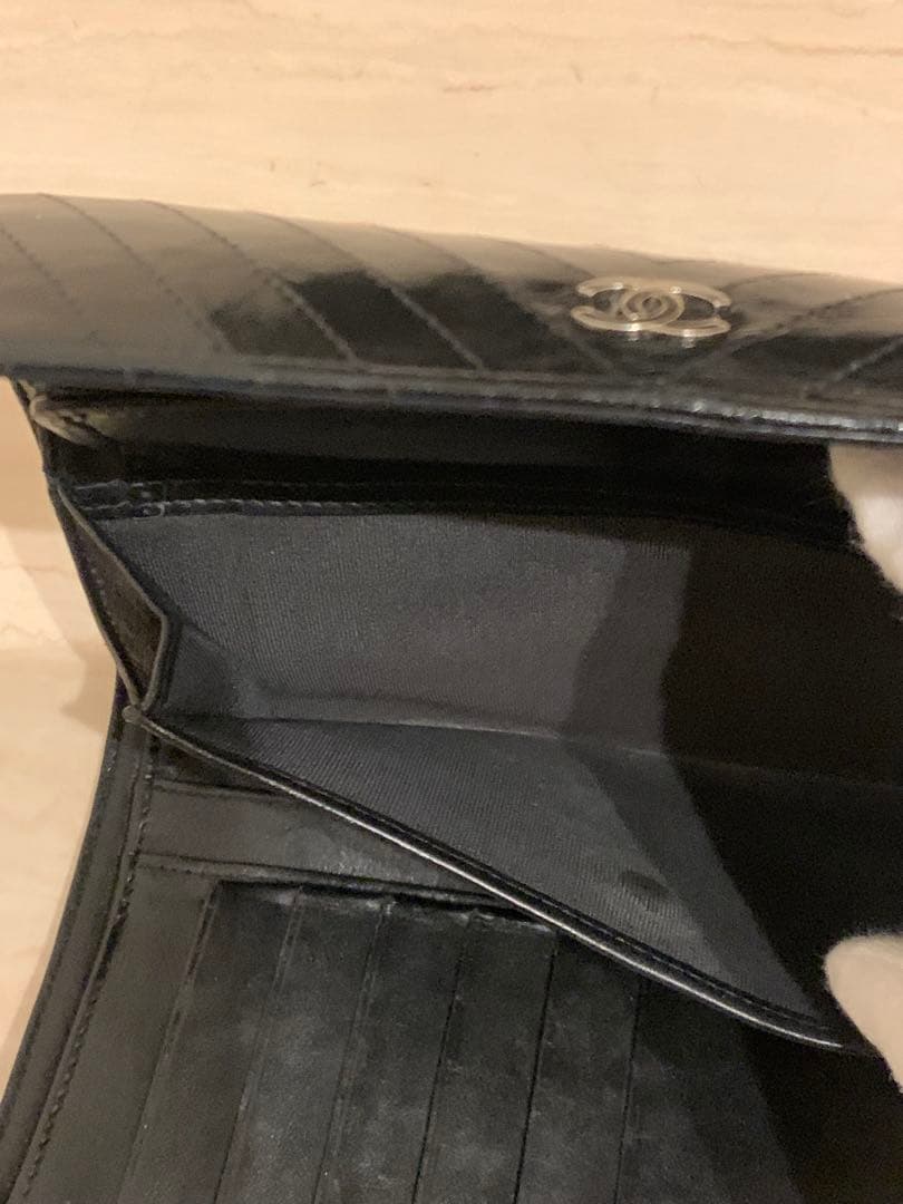 シャネルCHANEL黒色　長財布　Vステッチ　新品のショルダー付