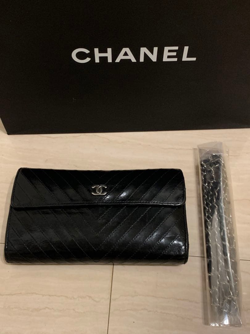 シャネルCHANEL黒色　長財布　Vステッチ　新品のショルダー付