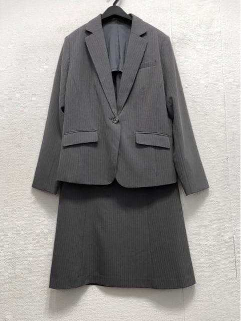 新品☆17号LLグレー系ストライプ♪セミフレアスカートスーツ♪オフィス☆a479