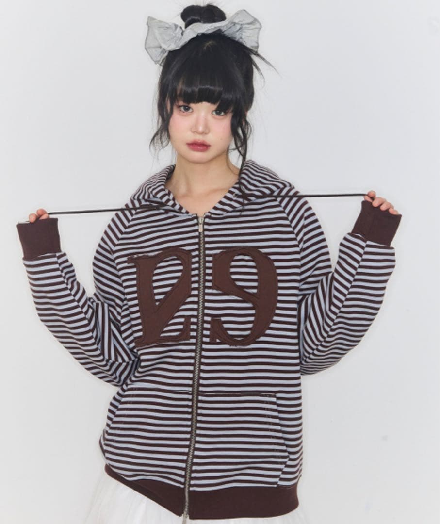 129 ロゴパッチ フードパーカー ILLIGO