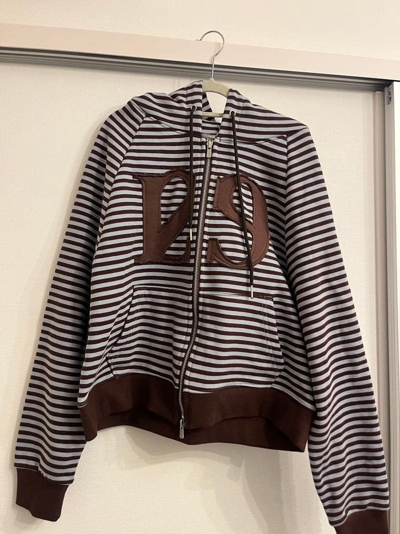 129 ロゴパッチ フードパーカー ILLIGO