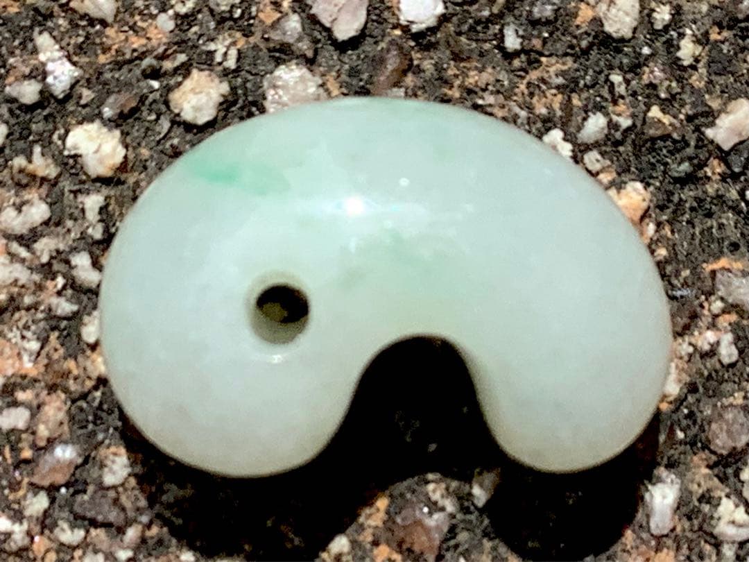 ✳業者様も大歓迎‼️ 糸魚川翡翠ロウカン勾玉　極上物‼️ 鑑別書付の本物を‼️