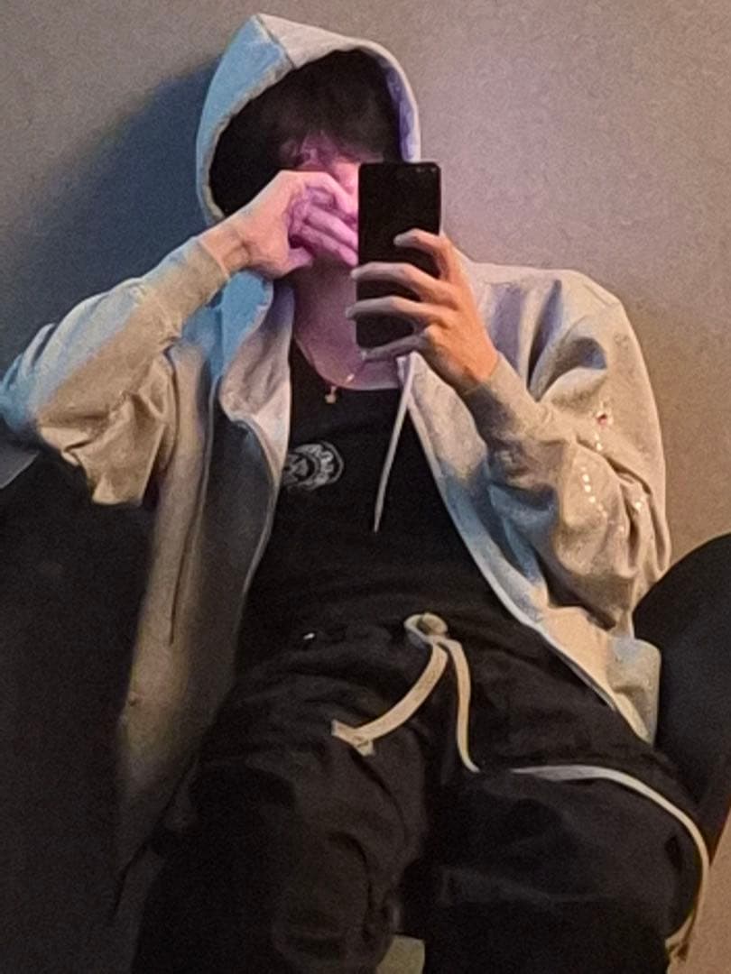 ウォンビン 着用　YOUHEE STAR HOTFIX HOOD ZIP-UP